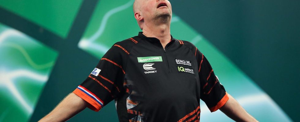 Van Barneveld litt auf der Buehne unter Juckreiz im Fuss