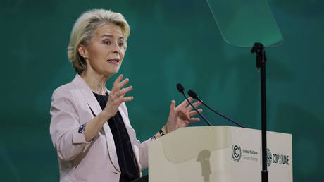 Von der Leyen von der EU prueft die Realitaet der