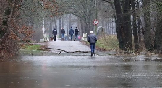 Wasser steigt weiter Wasserbehoerden fuehren zusaetzliche Kontrollen durch Inlaendisch