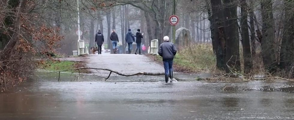 Wasser steigt weiter Wasserbehoerden fuehren zusaetzliche Kontrollen durch Inlaendisch