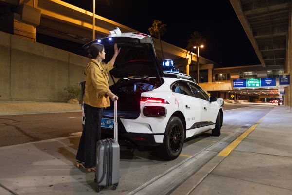 Waymo fuehrt am Flughafen Phoenix eine Robotertaxi Abholung am Strassenrand ein