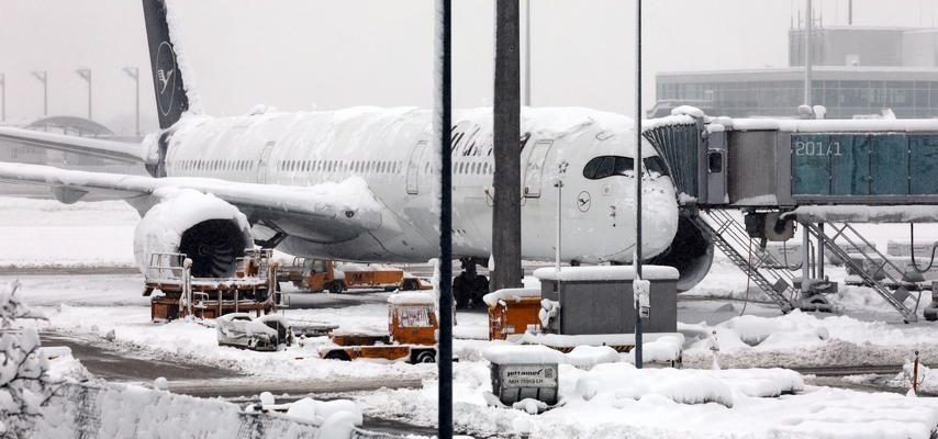 Wegen starken Schneefalls sitzen Passagiere seit Tagen am Muenchner Flughafen