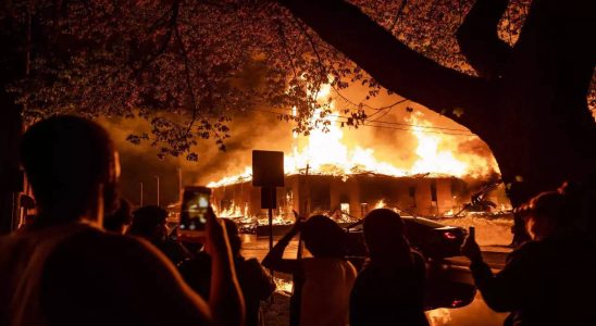 Wohnbau Grosses Feuer verbrennt die zweite Wohnbaustelle innerhalb von drei