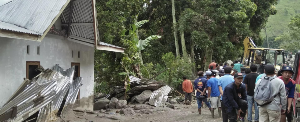 Zwei Tote zehn Vermisste nach Ueberschwemmungen und Erdrutsch in Indonesien