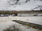 Rijkswaterstaat gaat defecte dam Maastricht dichten met tonnen aan stenen