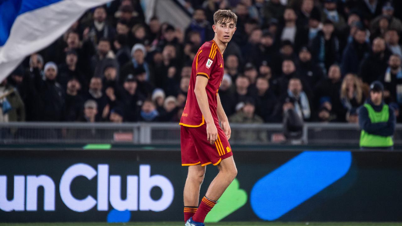 Beeld uit video: Huijsen veroorzaakt penalty bij basisdebuut voor AS Roma