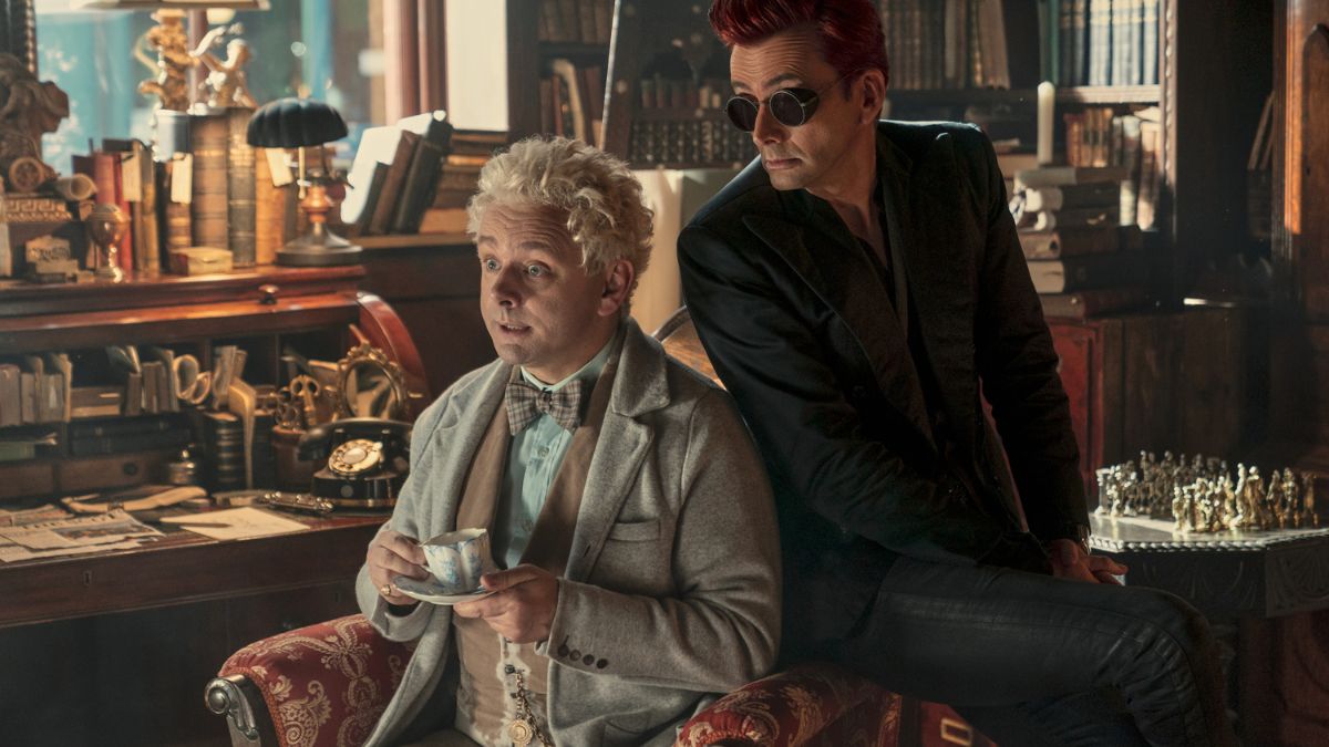 Charaktere in Good Omens.  Dieses Bild ist Teil eines Artikels über Sendungen, die Sie sich ansehen sollten, wenn Sie „Our Flag Means Death“ lieben.