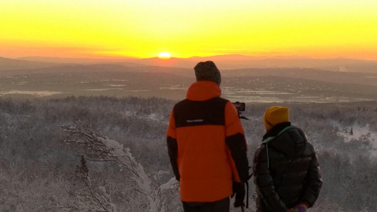 Beeld uit video: Russen genieten van 37 minuten zon na maand duisternis