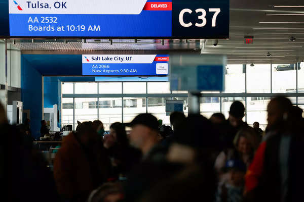 Bildschirme zeigen Fluginformationen am Flughafen Dallas Fort Worth an