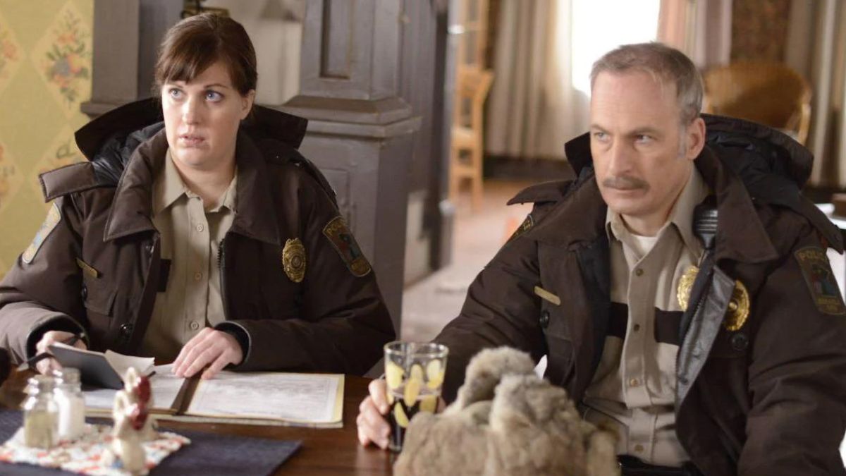 Zwei Beamte sitzen in Fargo.  Das Bild ist Teil eines Artikels, der jede Staffel von Fargo vom schlechtesten zum besten bewertet.