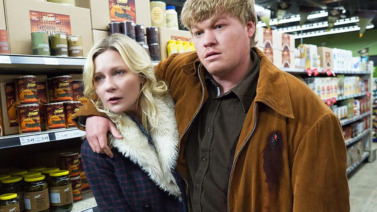 Eine Frau trägt einen Mann in Fargo.  Das Bild ist Teil eines Artikels, der jede Staffel von Fargo vom schlechtesten zum besten bewertet.