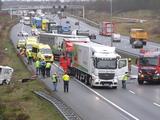 Eén dode en drie gewonden bij ongeluk met meerdere voertuigen op A50