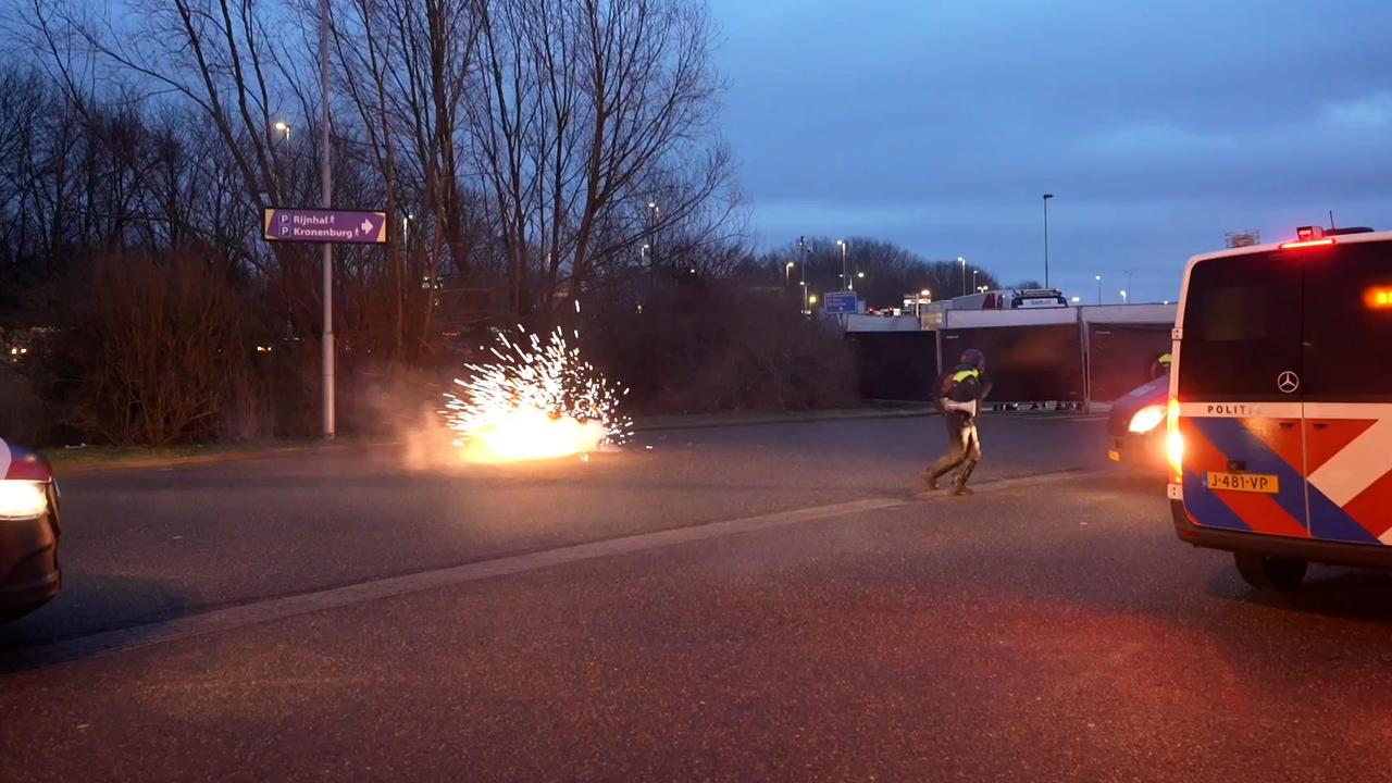 Beeld uit video: Politie bekogeld met vuurwerk en stenen bij GelreDome