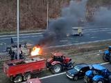 Belgische boeren steken stro en banden in brand op snelweg