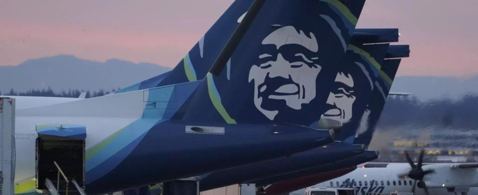 Alaska Airlines fuehrt nach einem Fenster und Rumpfschaden eine Notlandung