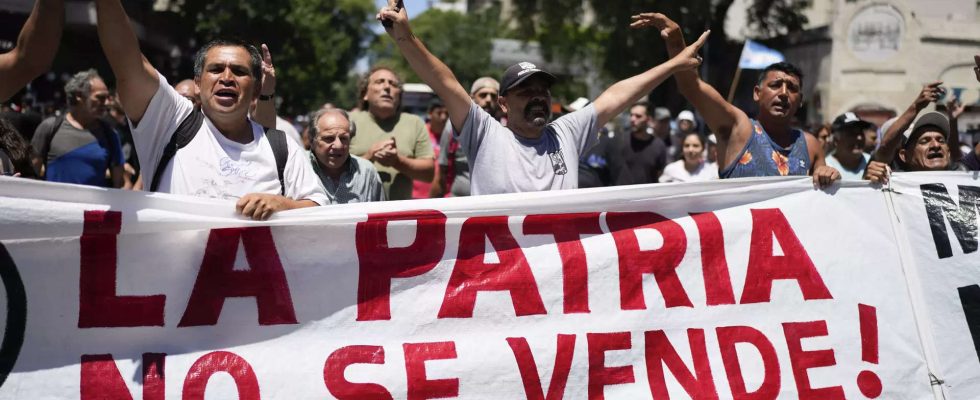 Argentiniens Streik Gewerkschaften und Strassen protestieren gegen die Sparmassnahmen von