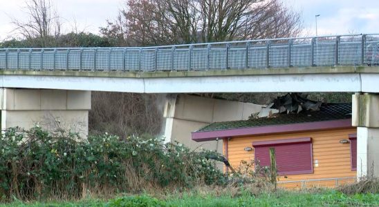 Auswaertiges Hausboot steckt fest Stabilitaet der Maastricht Bruecke ungewiss Inlaendisch