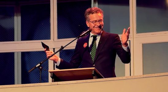 Buergermeister Dijsselbloem von Eindhoven singt waehrend seiner Rede