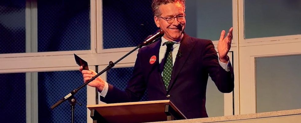 Buergermeister Dijsselbloem von Eindhoven singt waehrend seiner Rede