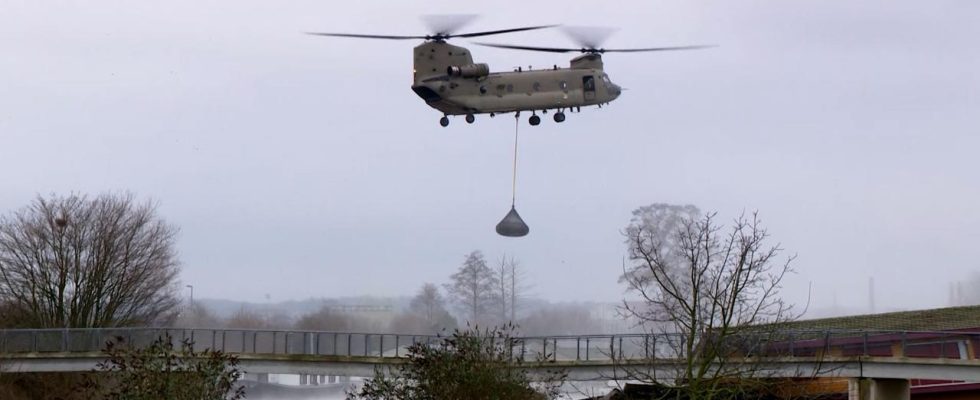 Chinooks fliegen am Sonntag auch mit Steinsaecken in Maastricht