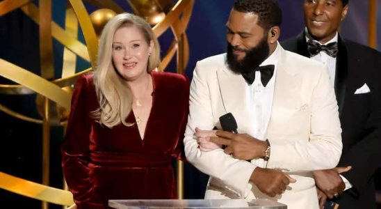 Christina Applegate stiehlt allen die Show bei den 75 Emmy