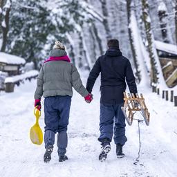 Code Gelb fuer rutschige Bedingungen nach Schneeschauern dann bricht die