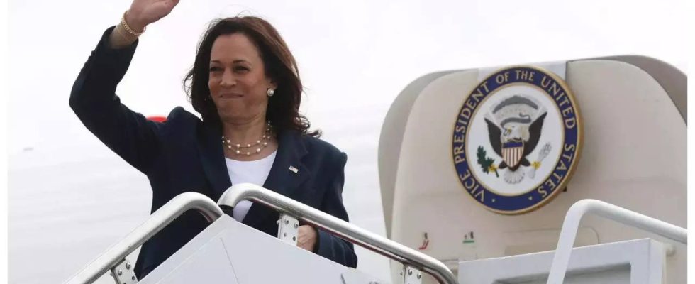 Das Flugzeug der US Vizepraesidentin Kamala Harris wurde wegen stuermischen Wetters