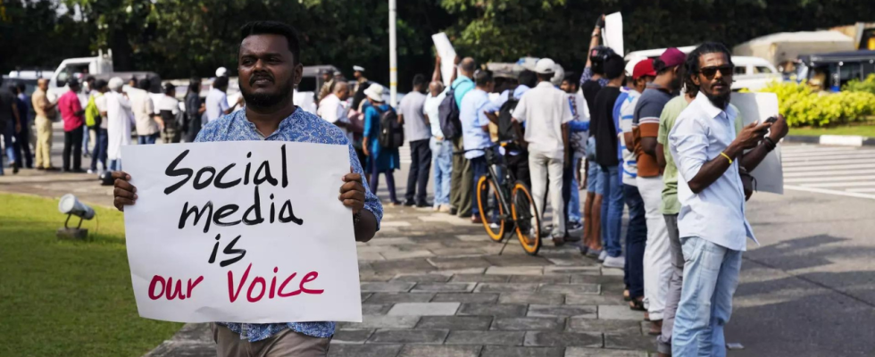 Das srilankische Parlament stimmt fuer die Debatte ueber den umstrittenen