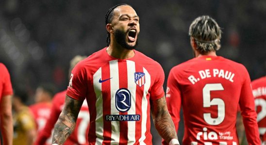 Depay laesst Atletico entkommen der FC Barcelona kaempft um den