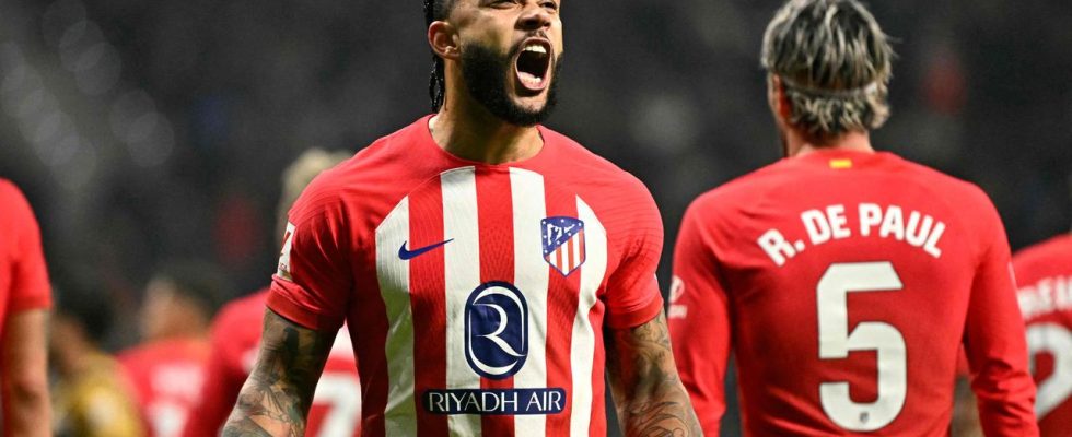 Depay laesst Atletico entkommen der FC Barcelona kaempft um den