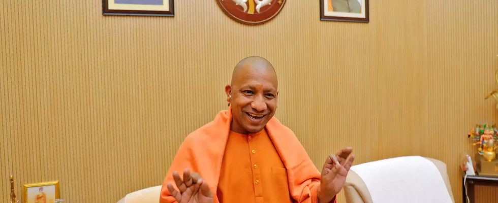 Der Ministerpraesident von Uttar Pradesh fuehrt eine neue mobile App