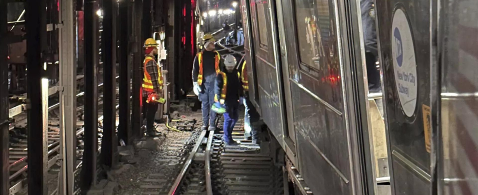 Der New Yorker U Bahn Zug entgleist bei der Kollision mit einem