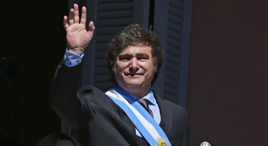 Der argentinische Praesident Javier Milei laedt Papst Franziskus in einem