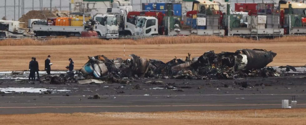 Die Besatzungen beginnen mit der Beseitigung von Flugzeugwracks die bei