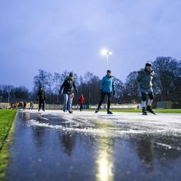 Die ersten Eisbahnen des Landes oeffnen nach einer frostigen Nacht