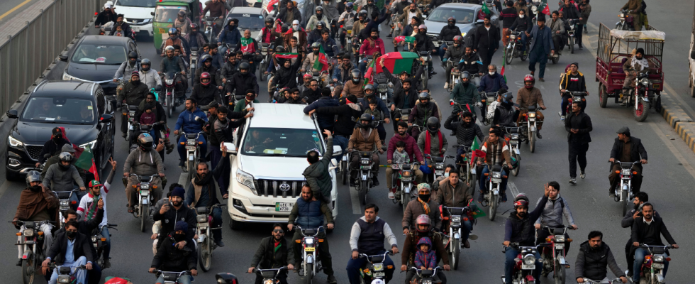 Die pakistanische Polizei setzt Traenengas ein um eine Wahlkundgebung von