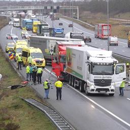 Ein Toter und drei Verletzte bei einem Unfall mit mehreren