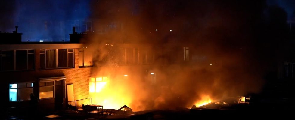 Ein Verletzter und grosser Schaden durch Brand im Rotterdamer Apartmentkomplex