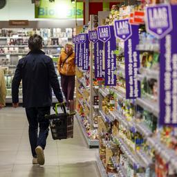 Einkaufswagen mit Brot Softdrinks und Olivenoel deutlich teurer als Anfang