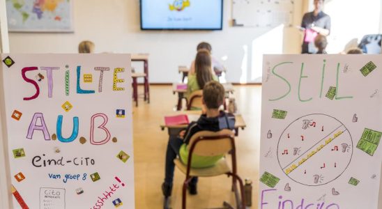 Eltern stehen wegen diskriminierender Schulberatung mit dem Ruecken zur Wand