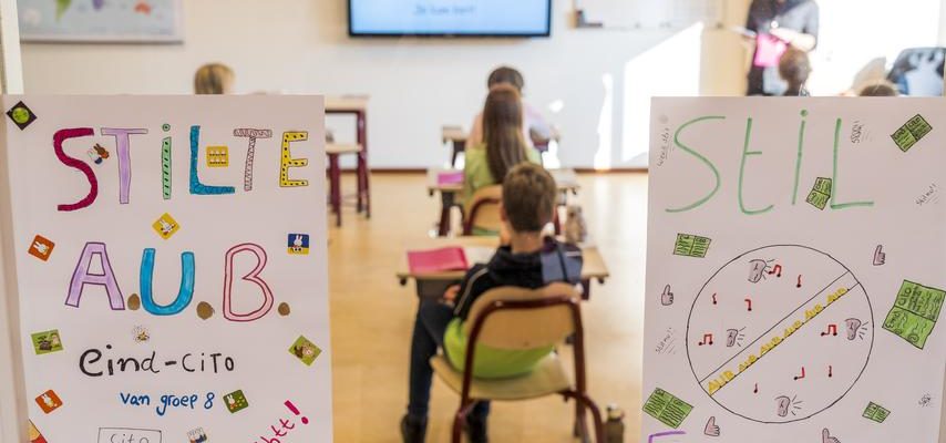 Eltern stehen wegen diskriminierender Schulberatung mit dem Ruecken zur Wand