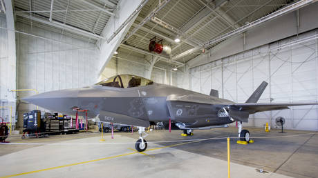 F 35 durch Taschenlampe besiegt – World