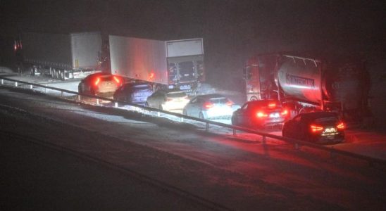 Fast tausend Autos stecken aufgrund von Schnee stundenlang auf der