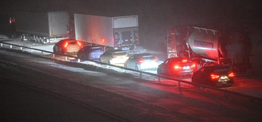 Fast tausend Autos stecken aufgrund von Schnee stundenlang auf der