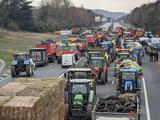 Dode en gewonden doordat auto op bemande blokkade van Franse boeren botst