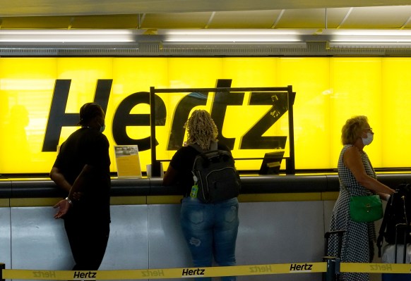 Hertz verkauft seine Elektrofahrzeuge weil es die Einfuehrung fuer Mitfahrgelegenheiten