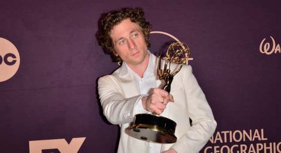 Im Wettbewerb mit Fussball erzielten die Emmys schreckliche Einschaltquoten