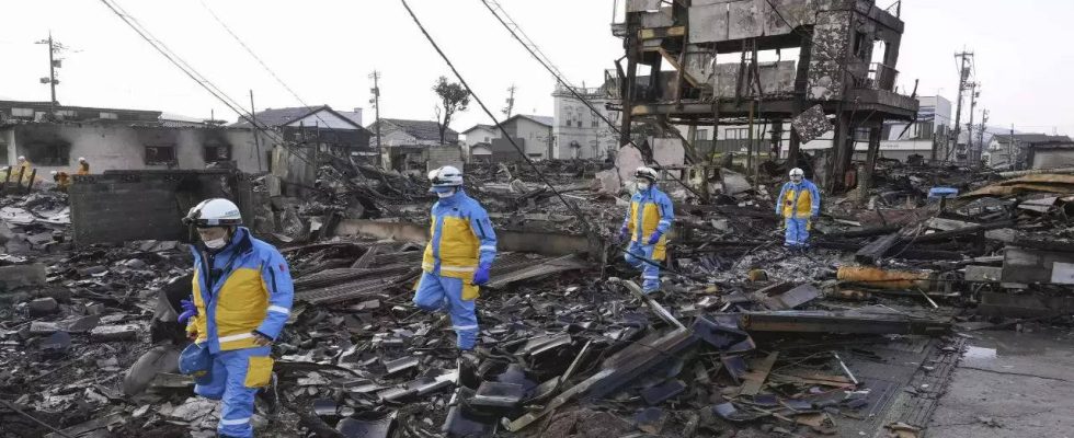 Japanische Doerfer warten nach Erdbeben auf Hilfe