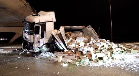 LKW voller Dopertwen faehrt vom Viadukt in der Naehe von