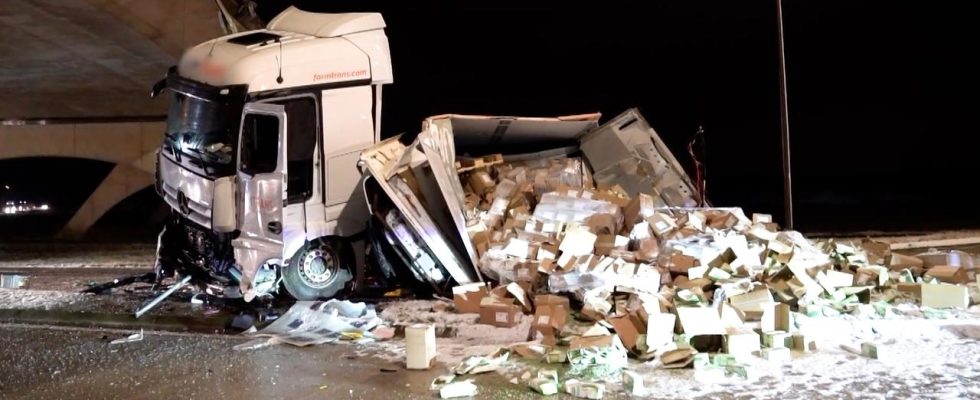 LKW voller Dopertwen faehrt vom Viadukt in der Naehe von